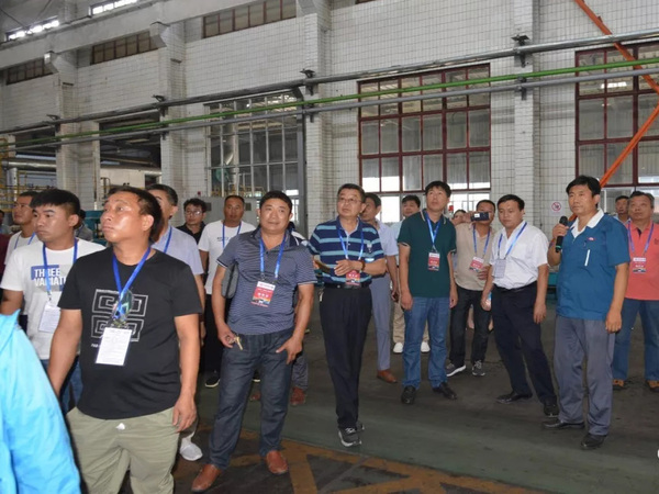 社会公众在兴发娱乐集团科普基地生产车间旅行学习