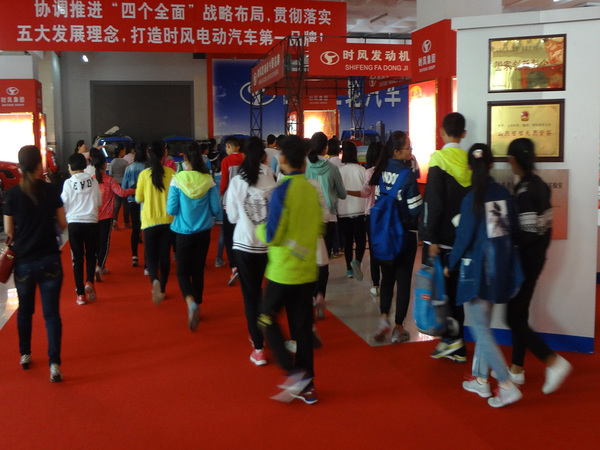 县实验小学部分小学生来兴发娱乐科技展厅开展科普日活动